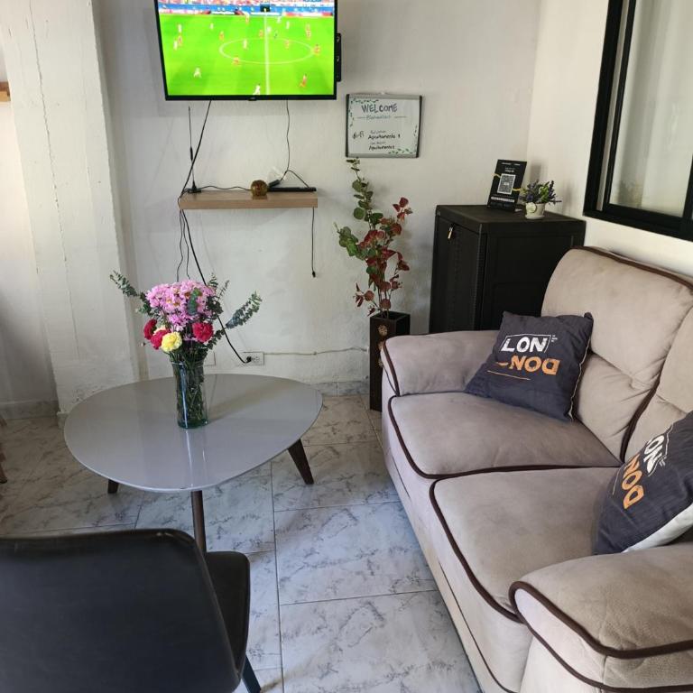 Apto Vista Primavera en Mitad de Medellin con parqueo - Three-Bedroom Apartment - 8