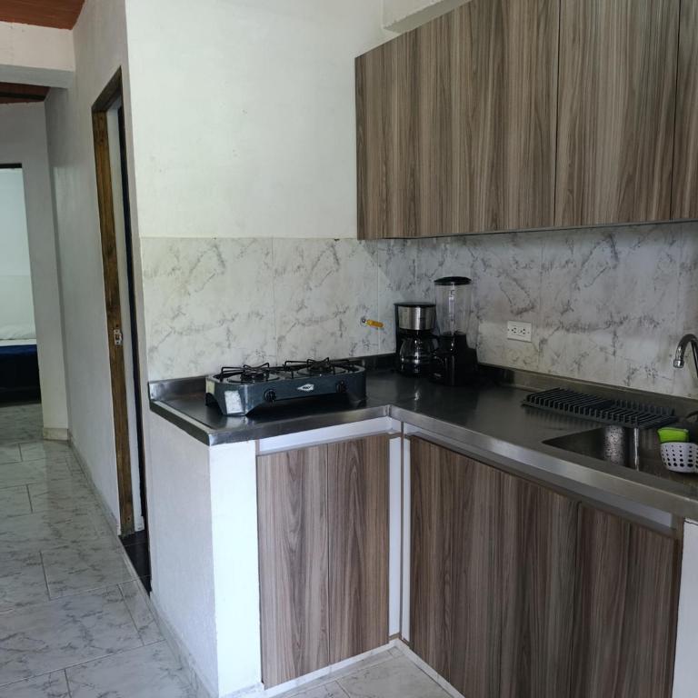 Apto Vista Primavera en Mitad de Medellin con parqueo - Three-Bedroom Apartment - 11