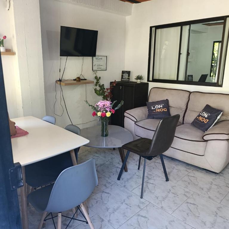 Apto Vista Primavera en Mitad de Medellin con parqueo - Three-Bedroom Apartment - 15