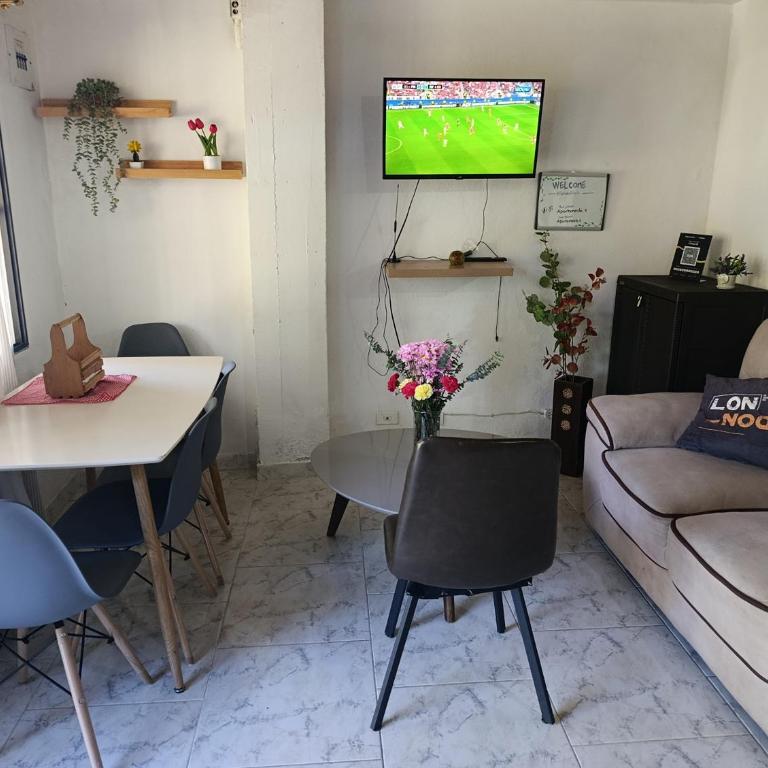 Apto Vista Primavera en Mitad de Medellin con parqueo - Three-Bedroom Apartment - 17