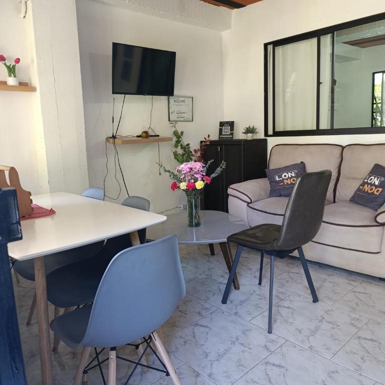 Apto Vista Primavera en Mitad de Medellin con parqueo - Three-Bedroom Apartment - 18