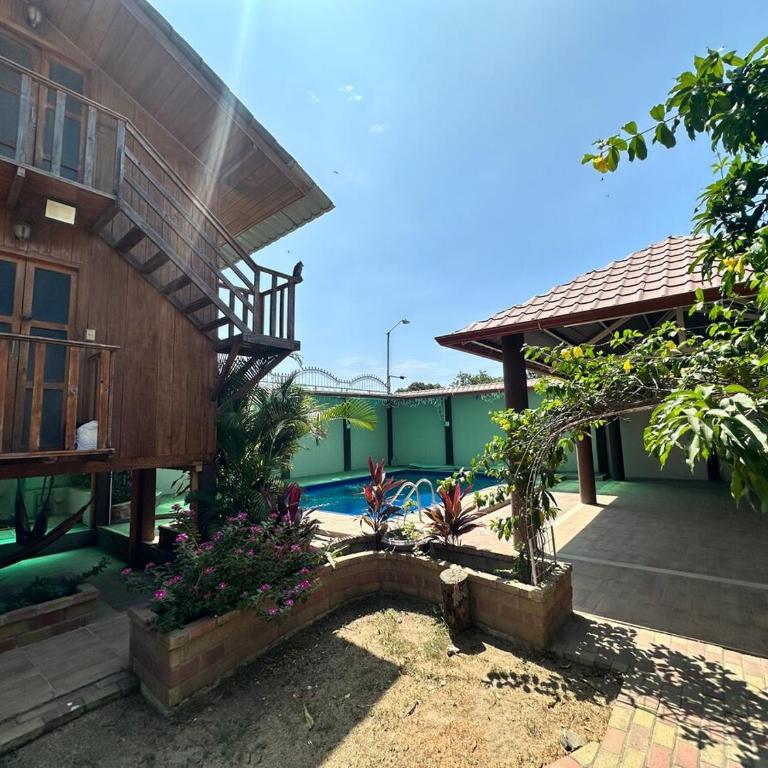 Casa vacacional con piscina - Villa - 15