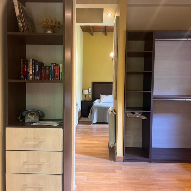 BERDINA habitación premium suite con patio de uvas,hidromasaje,kitchenette y cochera en un callejon privado del casco historico de Chacras de Coria - Suite con bañera de hidromasaje - Cama extragrande - 4