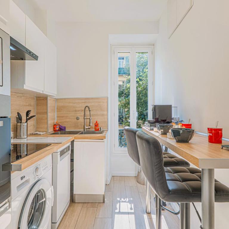 5 people, 4 beds - Heart of Nice Gambetta - Renovated - Air Conditionning - Two-Bedroom Apartment - 9