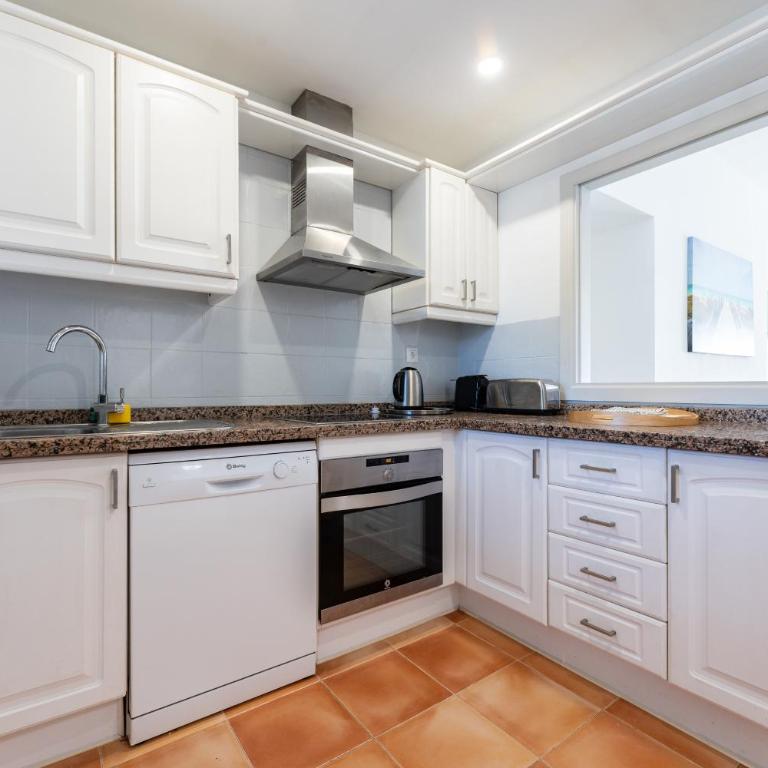 203 Arruzafa Sea View - Three-Bedroom Apartment with Water View - 17
