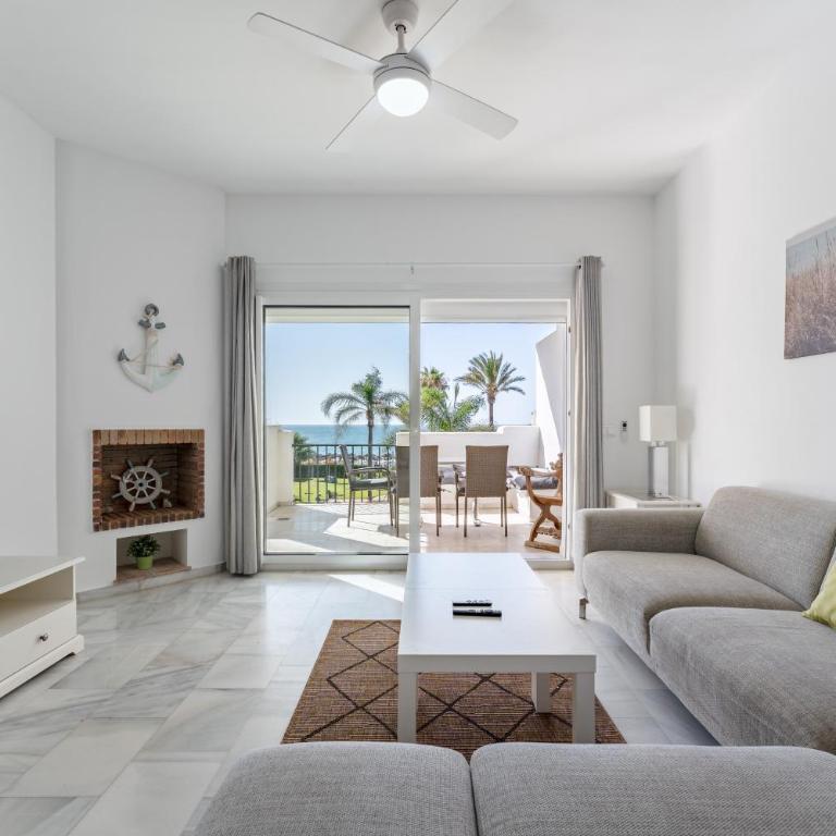 203 Arruzafa Sea View - Three-Bedroom Apartment with Water View - 10