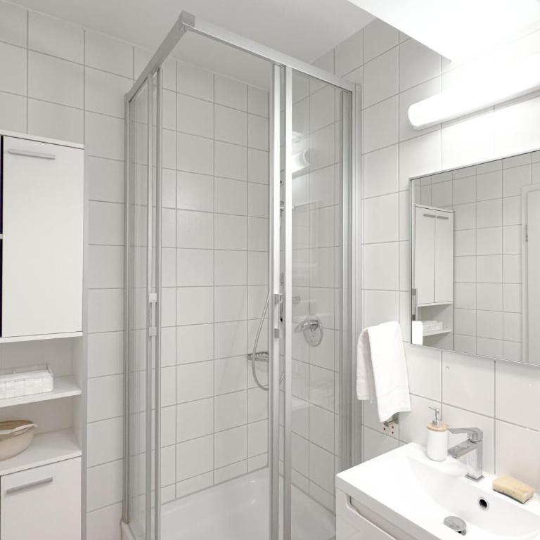 Augusta Prima für bis zu 7 Gäste- Stilvolles Apartment im Zentrum nahe Rathaus - Hochwertige Betten und Bettwäsche - Voll ausgestattete Küche - 4K Smart TV - Aufzug - Kostenlose Nacht Tiefgarage 20-30 bis 9-30 Uhr mit 28 Stellplätzen je nach Verfügbarkeit - Appartamento con 3 Camere da Letto - 2