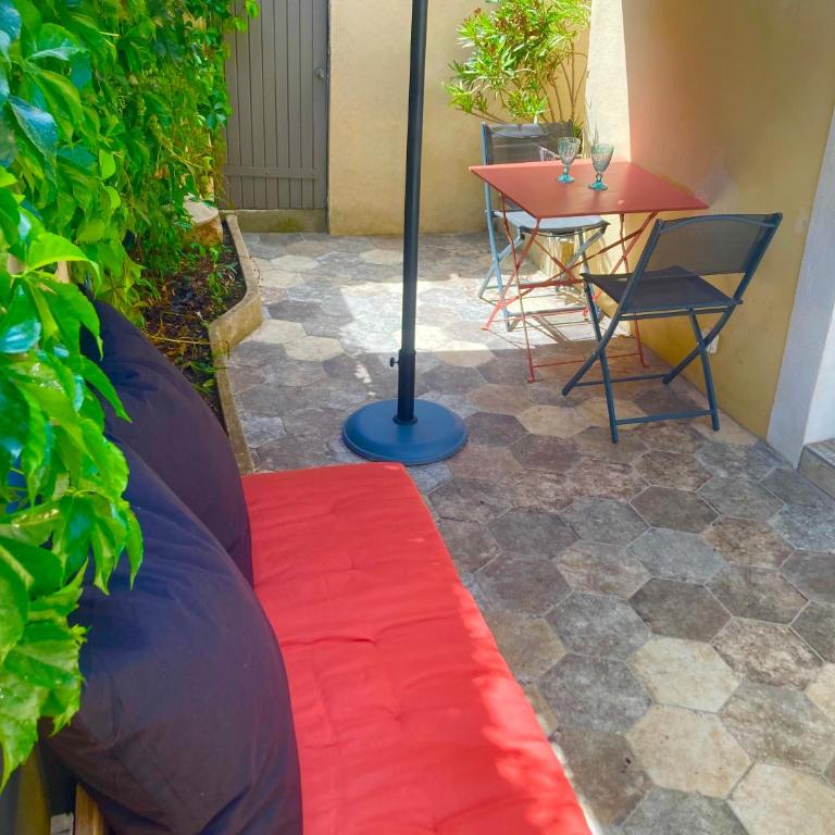 Le studio D'auguste- Cœur de Nîmes-chaleureux-emplacement idéal - Appartement 1 Chambre - 1