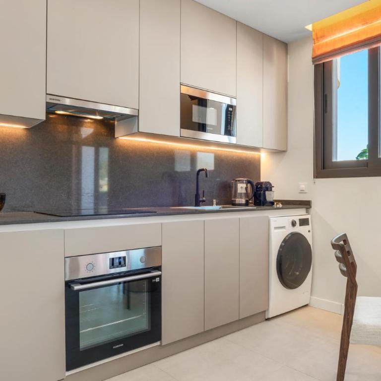 Suite Elegante - One-Bedroom Apartment with Balcony - 6