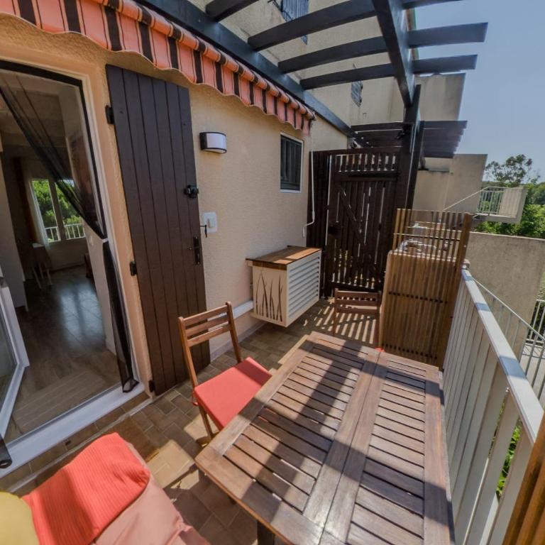 Charming studio with terrace near the beaches - Apartment - 28