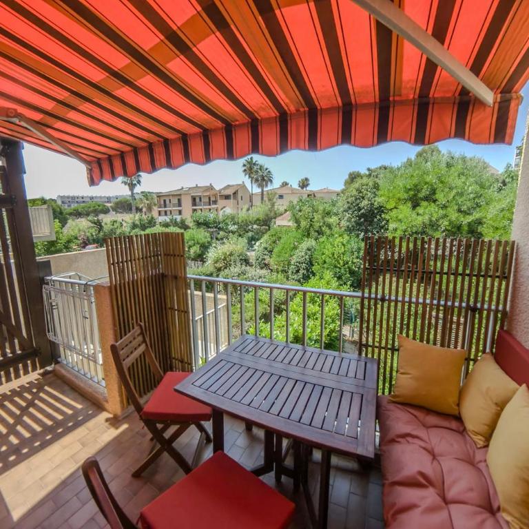 Charming studio with terrace near the beaches - Apartment - 42