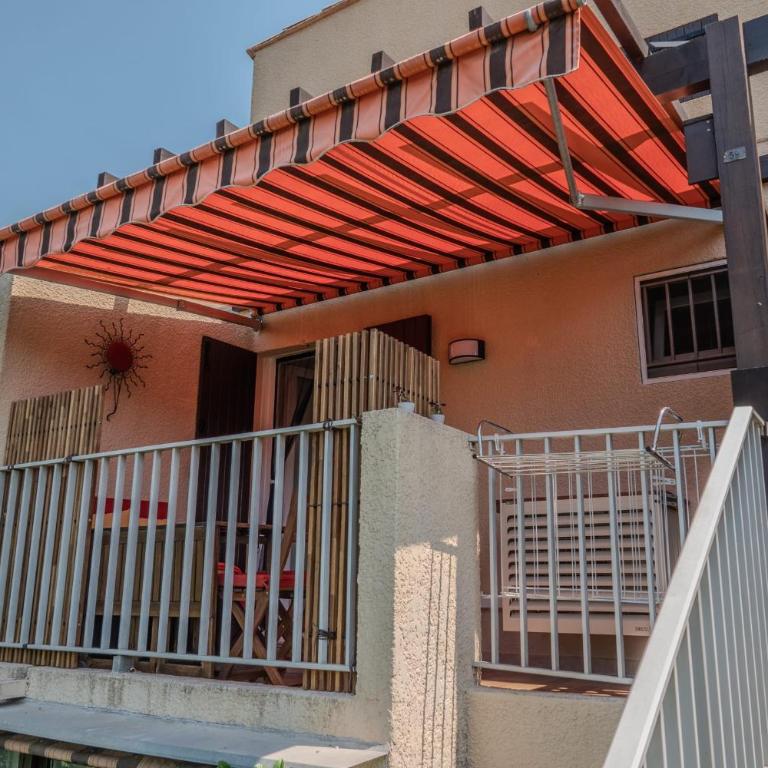 Charming studio with terrace near the beaches - Apartment - 35