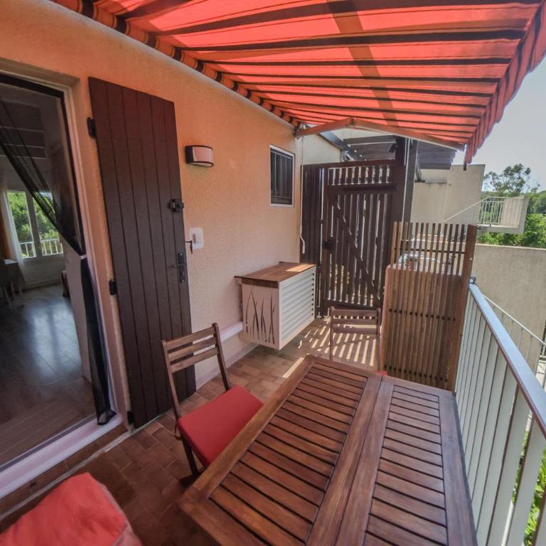 Charming studio with terrace near the beaches - Apartment - 36