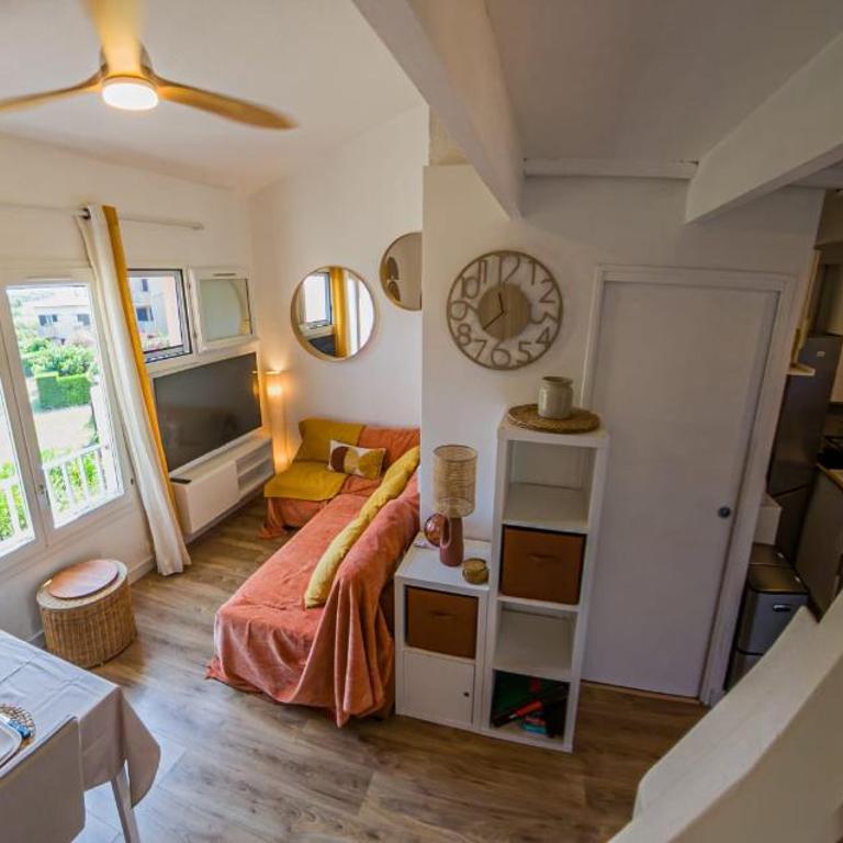 Charming studio with terrace near the beaches - Apartment - 5