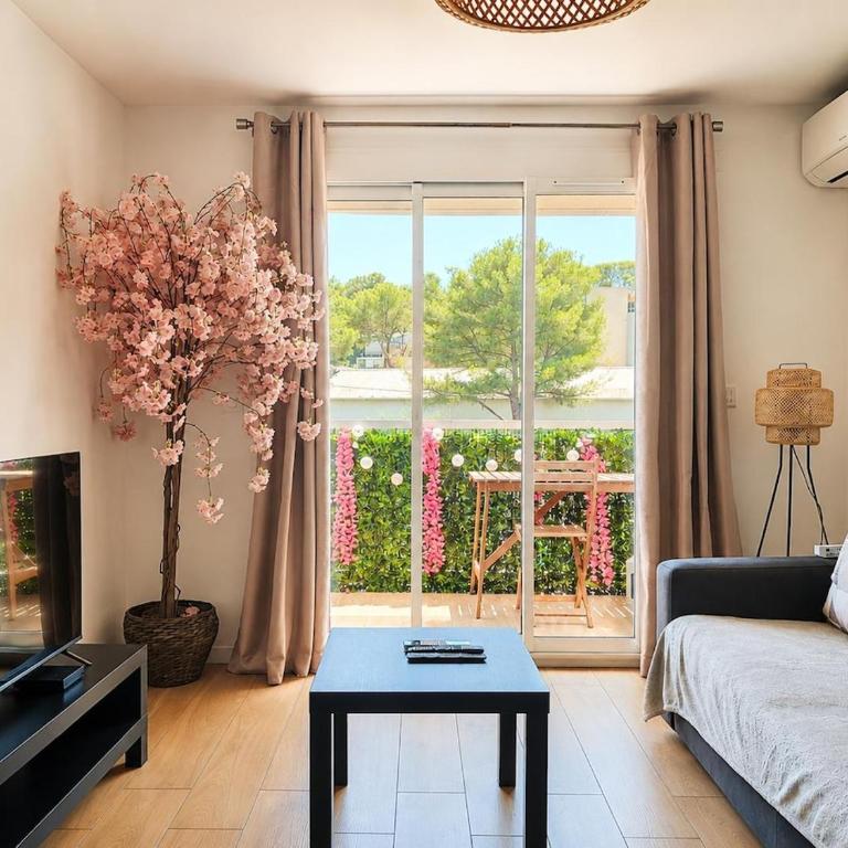 Appartement une chambre rénové avec balcon et parking - Appartement 2 Chambres - 1