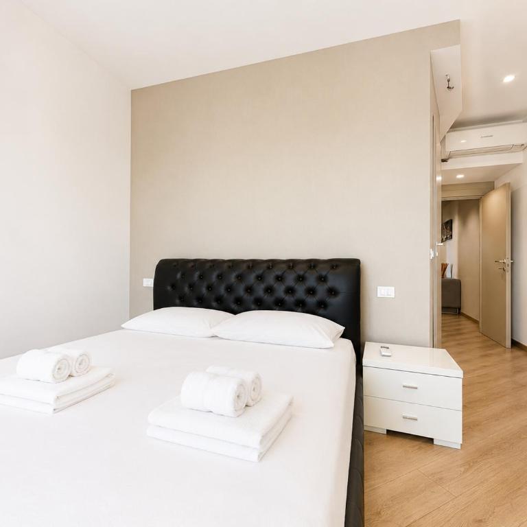 Sea View & Private Garage , 3 Bedrooms - Apartment - 22