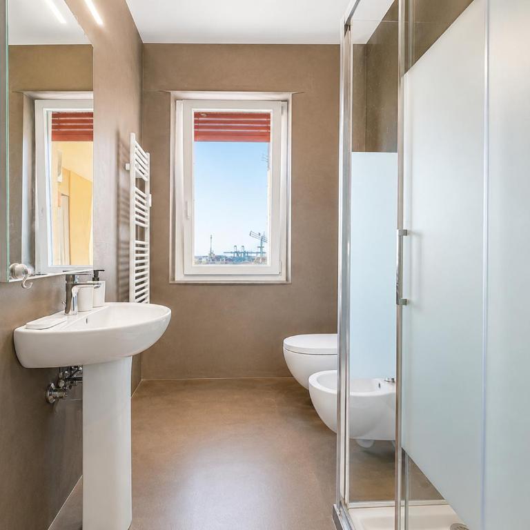 Sea View & Private Garage , 3 Bedrooms - Apartment - 5
