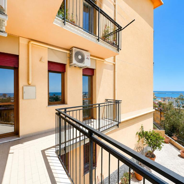 Sea View & Private Garage , 3 Bedrooms - Apartment - 9