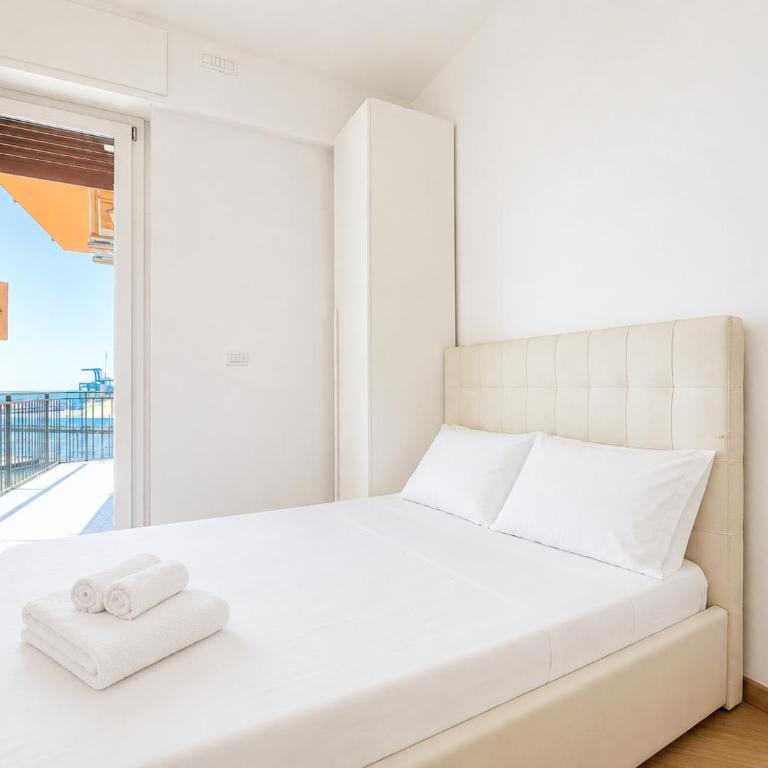 Sea View & Private Garage , 3 Bedrooms - Apartment - 3