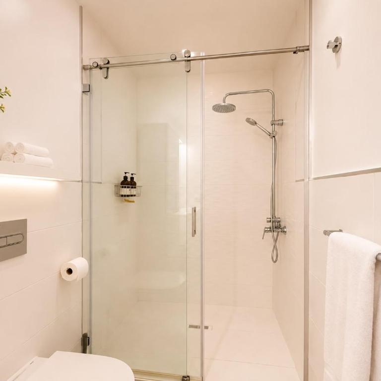LC Luxury Apartment Terrace & Private Parking - Apartment mit 2 Schlafzimmern, einem Balkon und Meerblick - 18