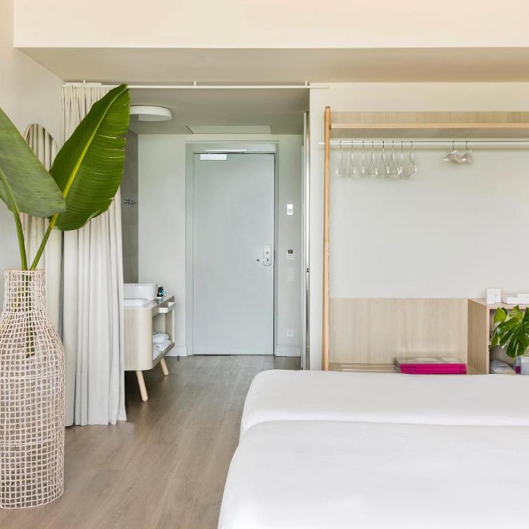 ME by Meliá Sitges Terramar - Habitación Always ME con vistas al jardín - 4