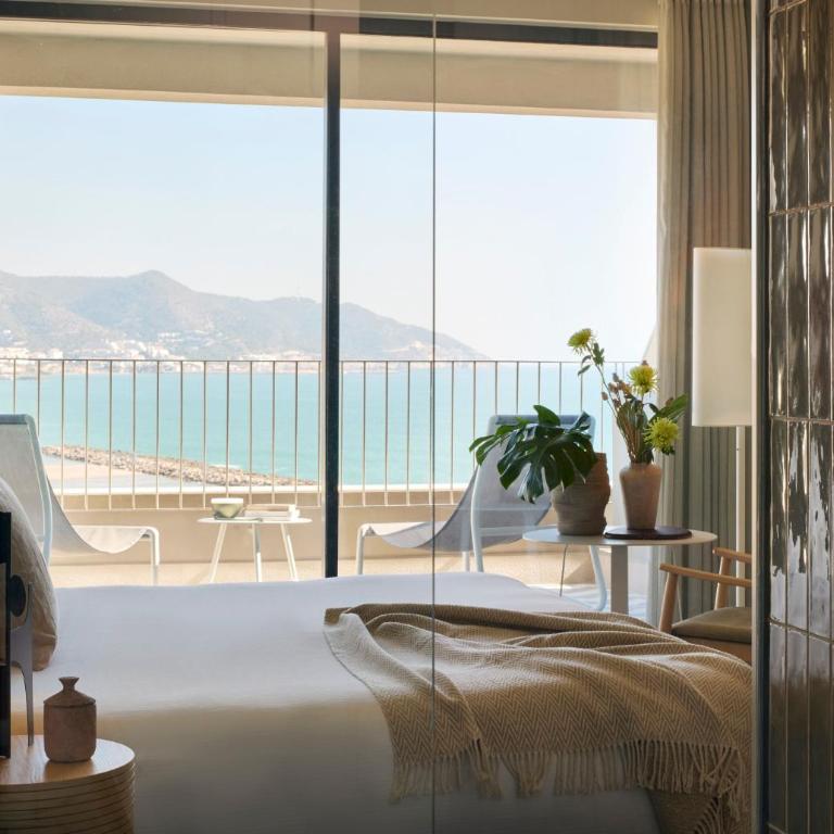 ME by Meliá Sitges Terramar - Habitación Superior ME con vistas laterales al mar - 2