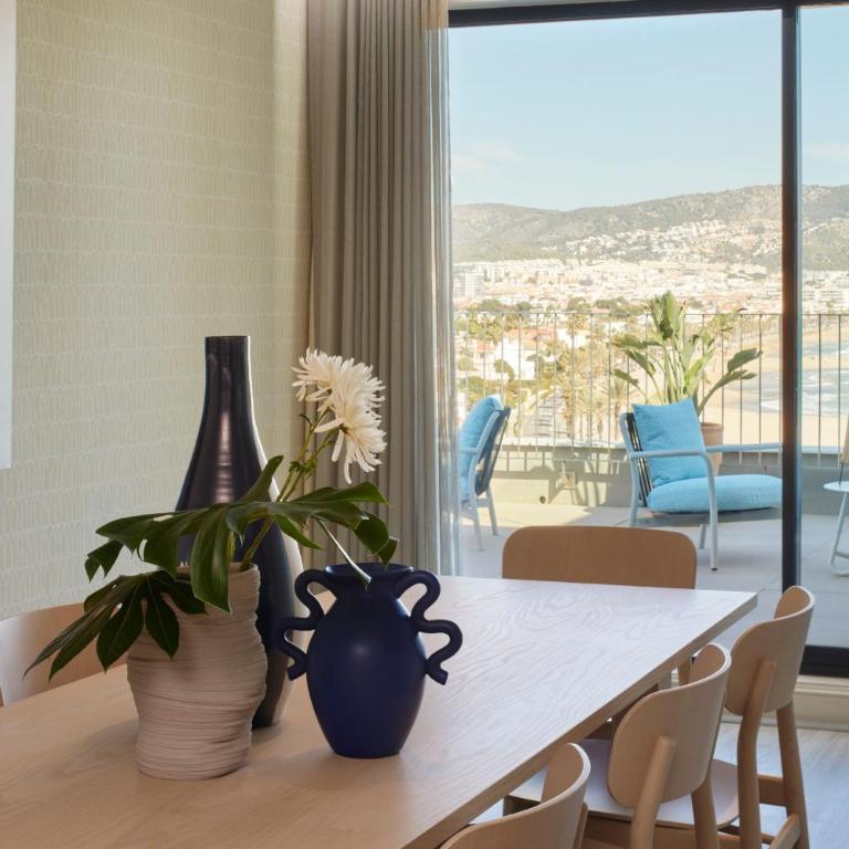 ME by Meliá Sitges Terramar - Habitación Beyond ME y Suite con vistas al mar y a la ciudad - 3