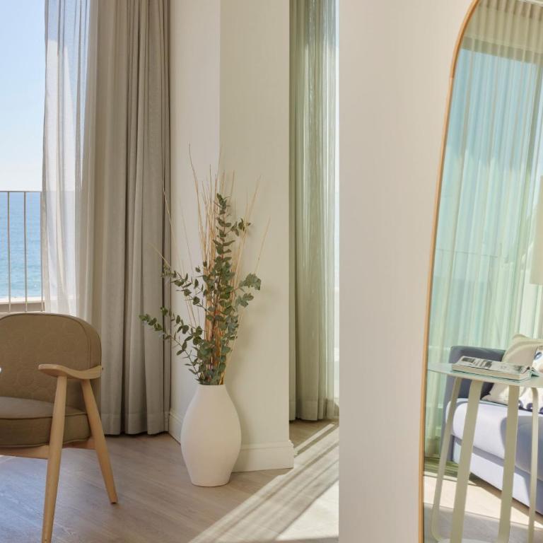 ME by Meliá Sitges Terramar - Habitación Beyond ME y Suite con vistas al mar y a la ciudad - 4