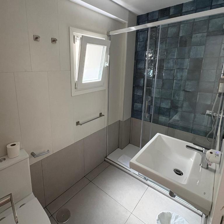 Hostal Paco Marbella - Habitación Doble con balcón - 2 camas - 2