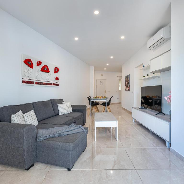 797 HOLIDAY RENTALS- Apartamento dentro de Puerto Marina-Playa a 1 min - Apartment - Ground Floor - 3