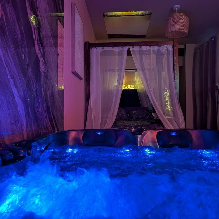 Loveroom Romantique avec Spa et Secret Room - A proximité des Lacs - La Mure - Appartement 1 Chambre - 28