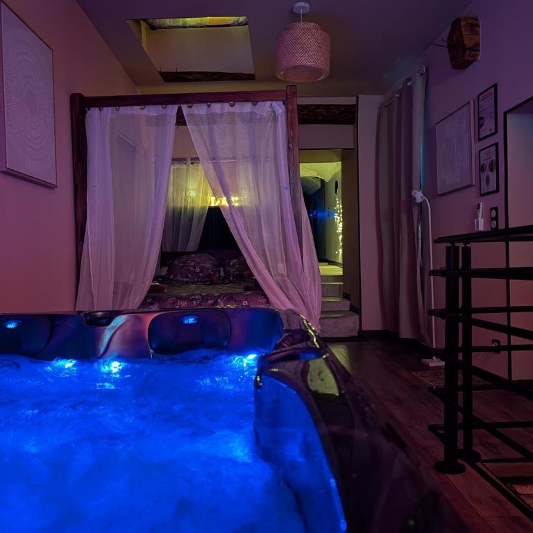 Loveroom Romantique avec Spa et Secret Room - A proximité des Lacs - La Mure - Appartement 1 Chambre - 3