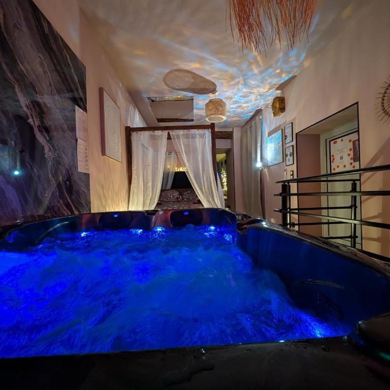 Loveroom Romantique avec Spa et Secret Room - A proximité des Lacs - La Mure - Appartement 1 Chambre - 5