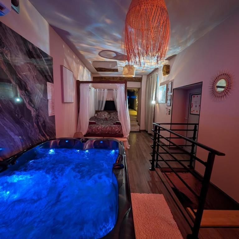 Loveroom Romantique avec Spa et Secret Room - A proximité des Lacs - La Mure - Appartement 1 Chambre - 1