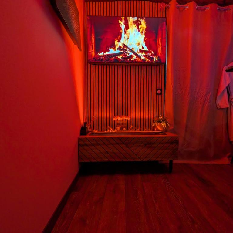 Loveroom Romantique avec Spa et Secret Room - A proximité des Lacs - La Mure - Appartement 1 Chambre - 4