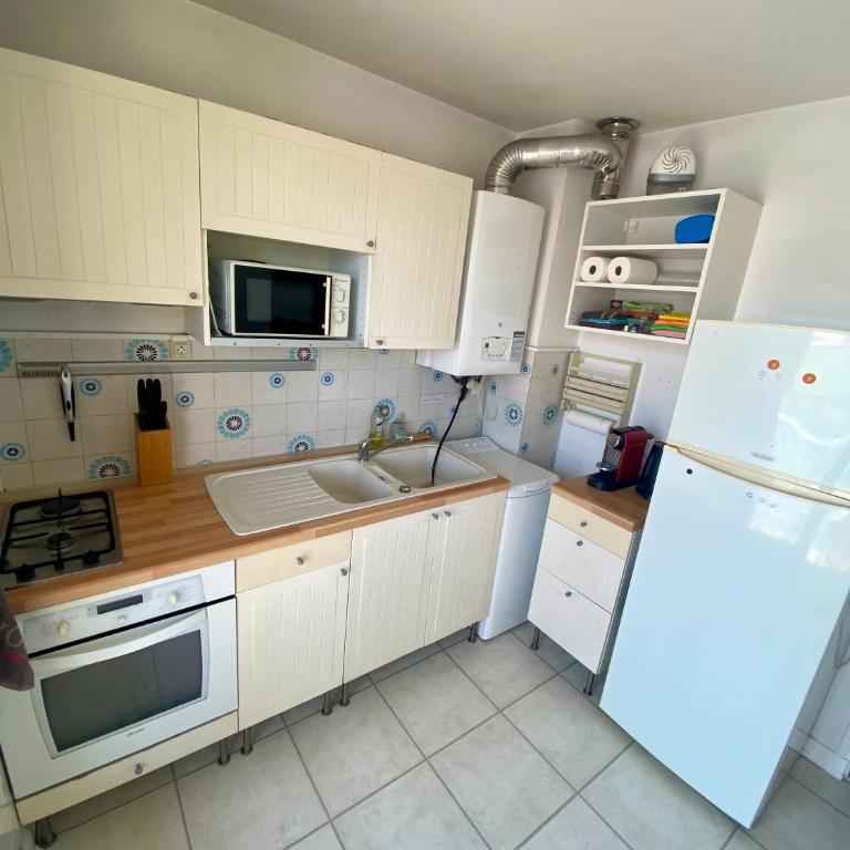 Appartement avec balcon - Plages à pied - Parking - One-Bedroom Apartment - 4