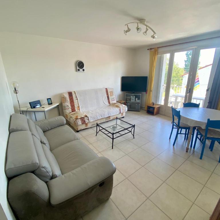 Appartement avec balcon - Plages à pied - Parking - One-Bedroom Apartment - 1