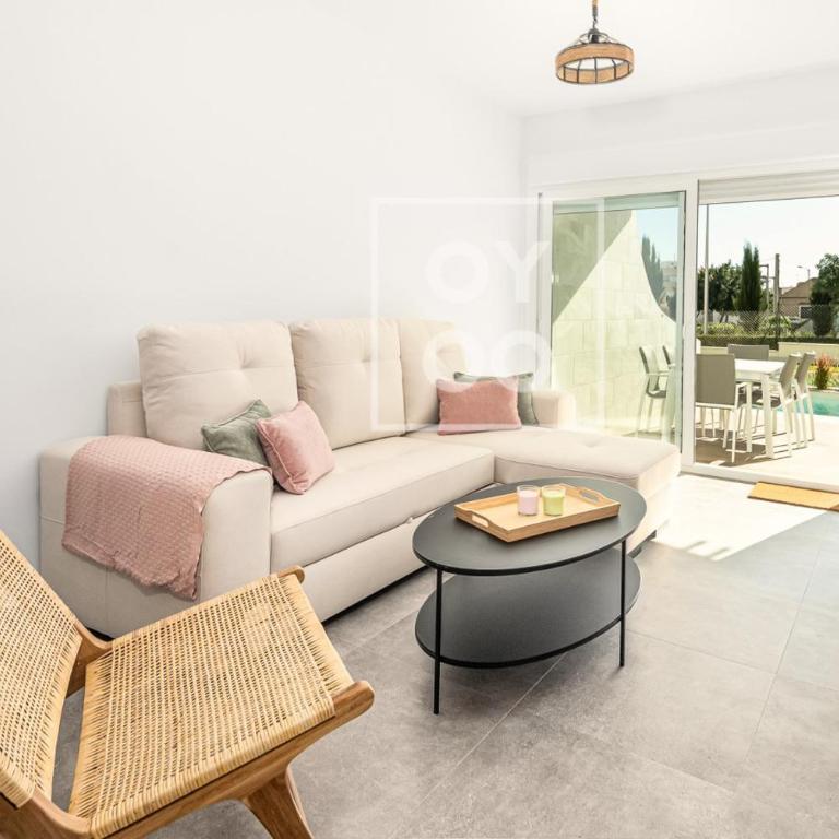 Pilar Poolside Living, luxury swim-up apt, ground-floor - by Oyoostays - Apartment mit 2 Schlafzimmern und Blick auf das Wasser - 22