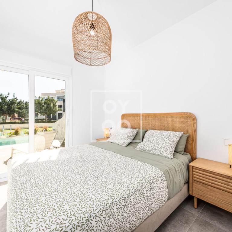 Pilar Poolside Living, luxury swim-up apt, ground-floor - by Oyoostays - Apartment mit 2 Schlafzimmern und Blick auf das Wasser - 5