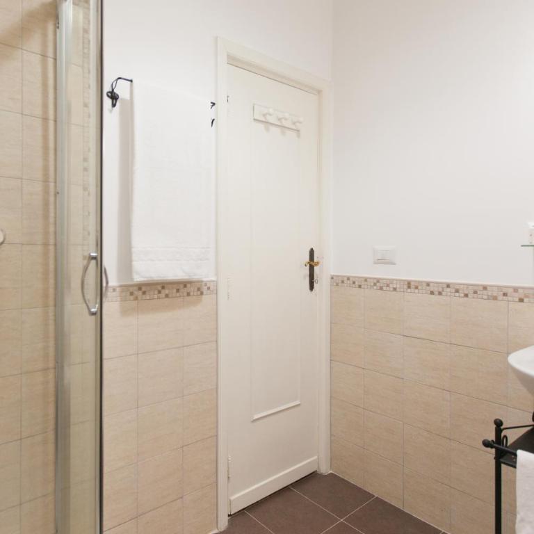 BoRooms - Camera Doppia con Letti Singoli con Bagno Privato Esterno - 4