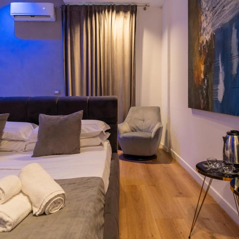 Four Luxury Suite - Zimmer mit Kingsize-Bett und Whirlpool - 4