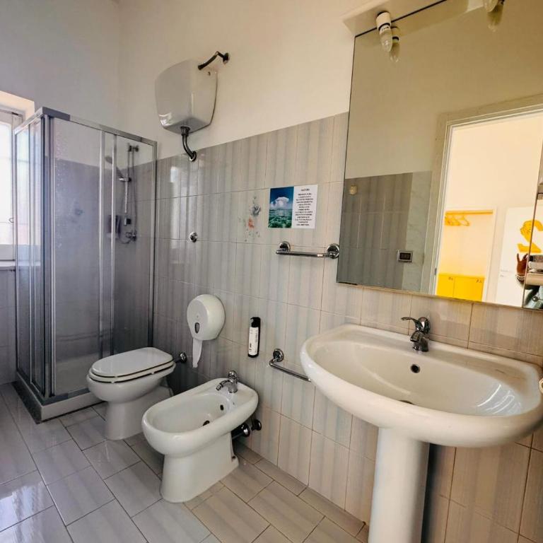 Ostello del Viandante - Camera Doppia con Letti Singoli con Bagno - 3