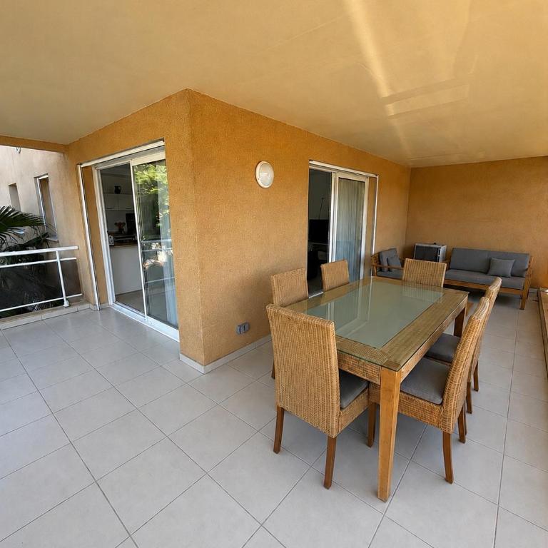 Appartement 3 pièces, climatisation, piscine, parking - Appartement 2 Chambres - 5