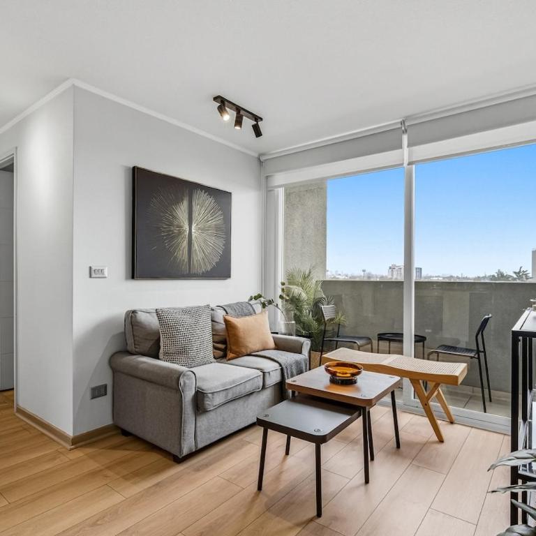 Metro Private Parking AC Modern Design - Three-Bedroom Apartment - 1