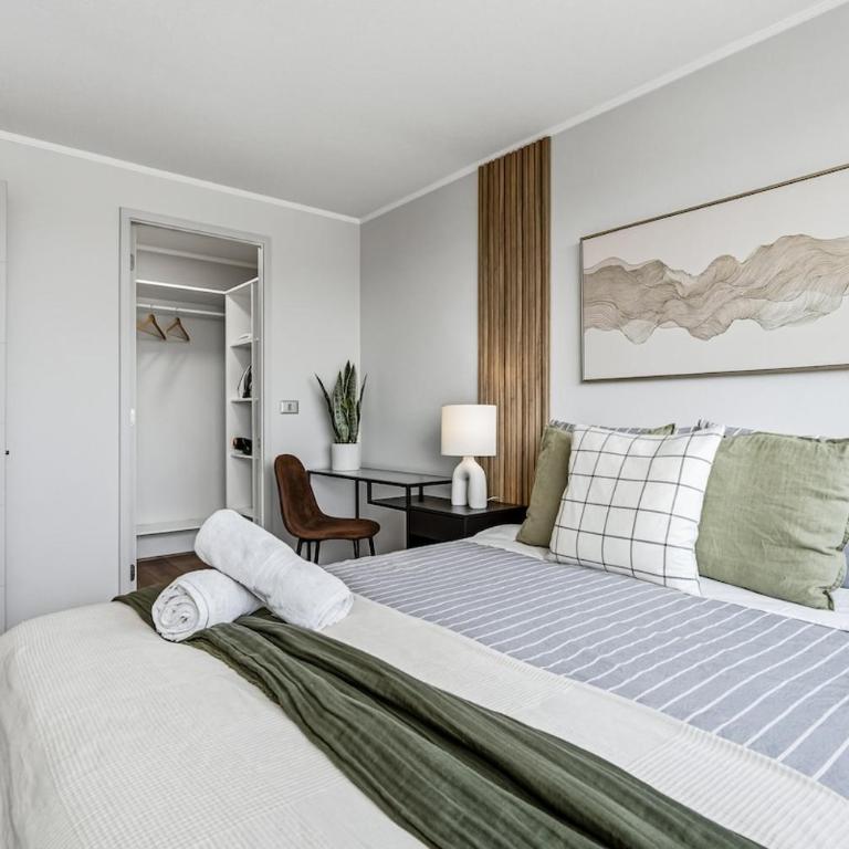 Metro Private Parking AC Modern Design - Three-Bedroom Apartment - 2