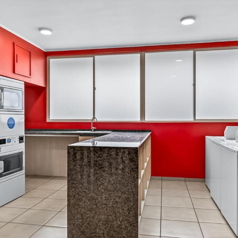 Metro Private Parking AC Modern Design - Three-Bedroom Apartment - 3
