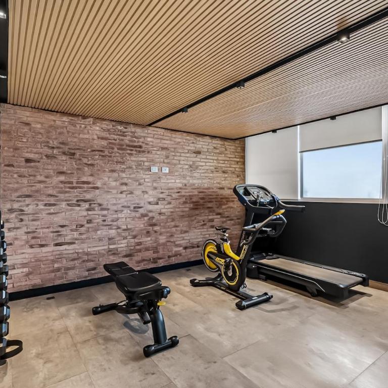 Metro Private Parking AC Modern Design - Three-Bedroom Apartment - 4