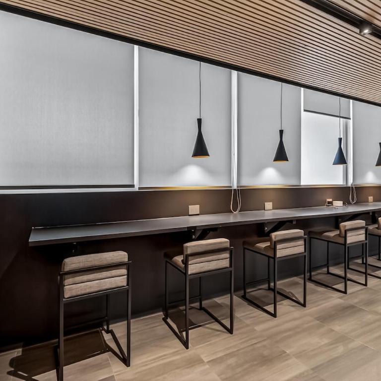Metro Private Parking AC Modern Design - Three-Bedroom Apartment - 5
