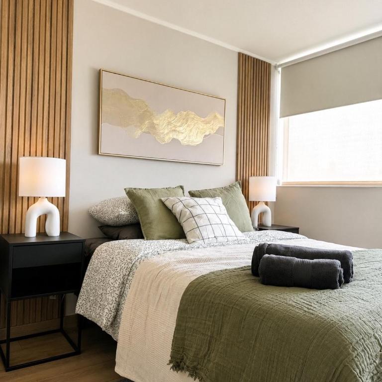 Metro Private Parking AC Modern Design - Three-Bedroom Apartment - 9