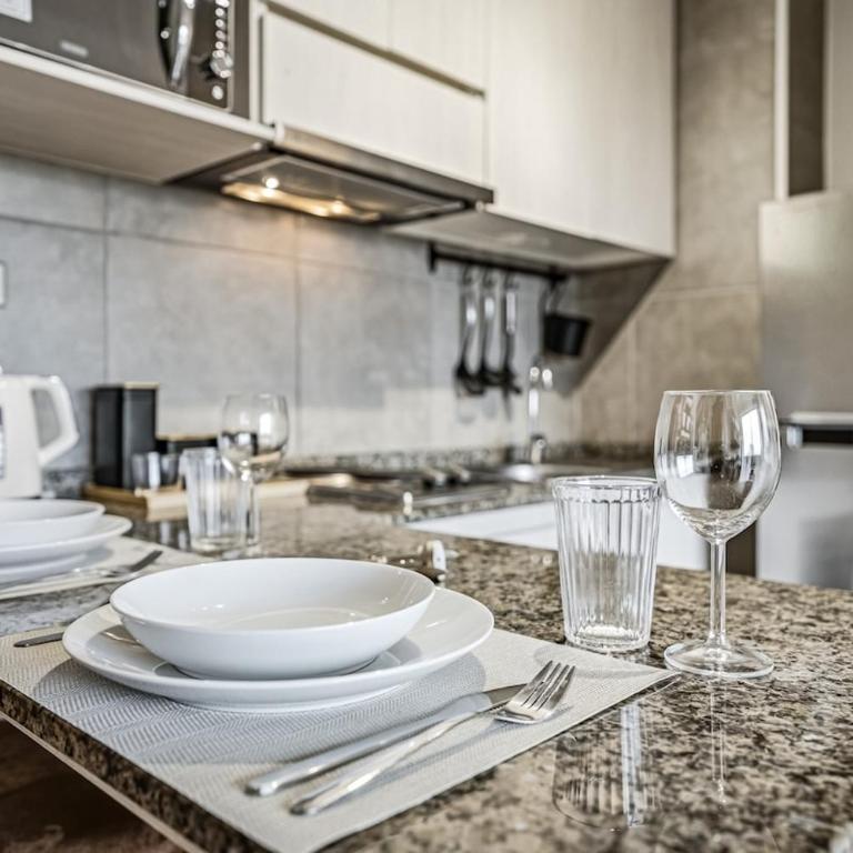Metro Private Parking AC Modern Design - Three-Bedroom Apartment - 10
